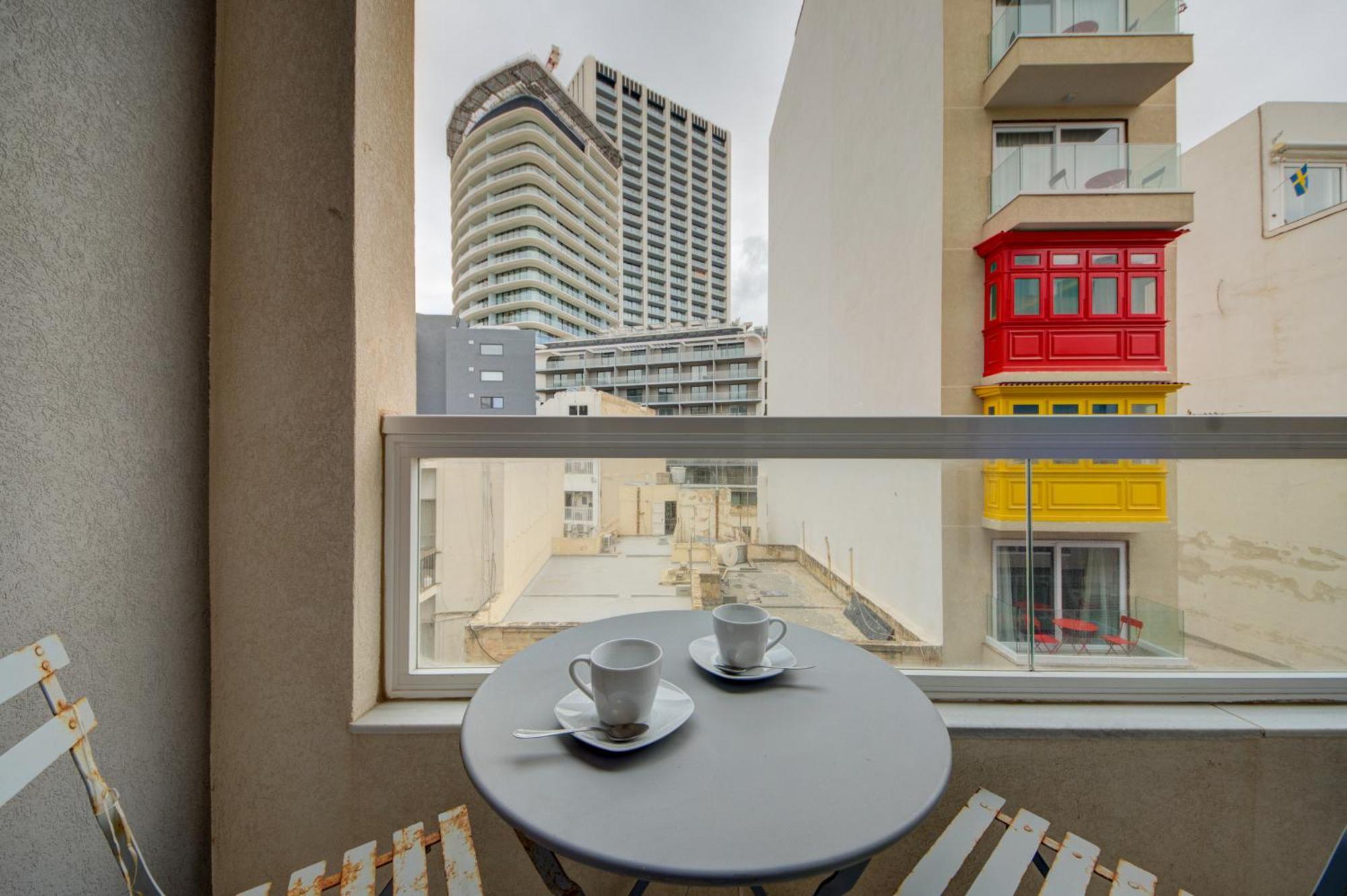 Amazing Location In St Julian's, Paceville 2 Bedroom, With Balcony By Vaganza