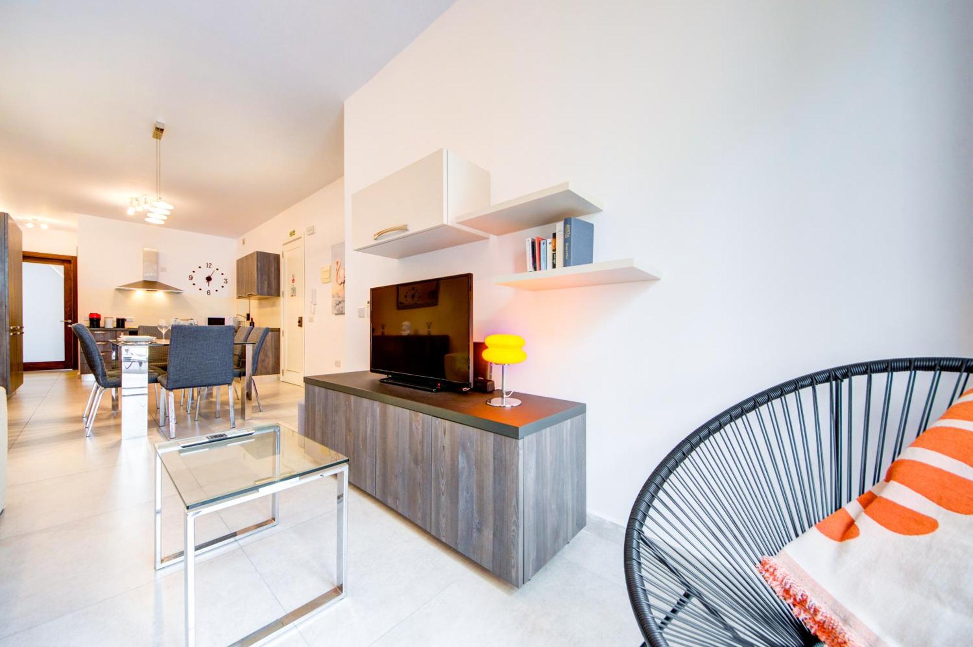 Amazing Location In St Julian's, Paceville 2 Bedroom, With Balcony By Vaganza